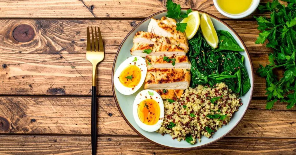 elicious and healthy low FODMAP recipes featuring lemon herb grilled chicken, quinoa, sautéed spinach, and a soft-boiled egg — ideal for digestive health